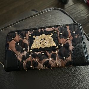 Juicy Couture
Black Nylon Gold Studs Wallet